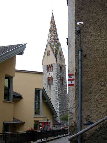 De scheve toren van de Pfarrkirche