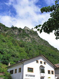 Boven de parkeerplaats staat op een steile rotsachtige hoogte Klooster Säben