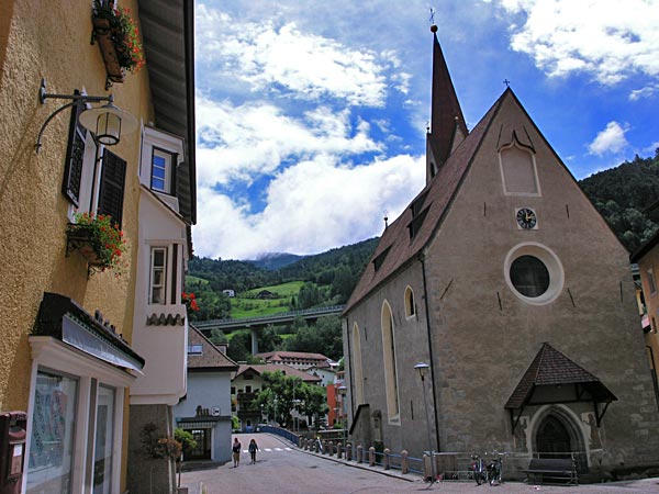 Pfarrkirche zum Heilige Andreas met de Adreas Brücke en, op de achtergrond, de Brenner Autobahn 