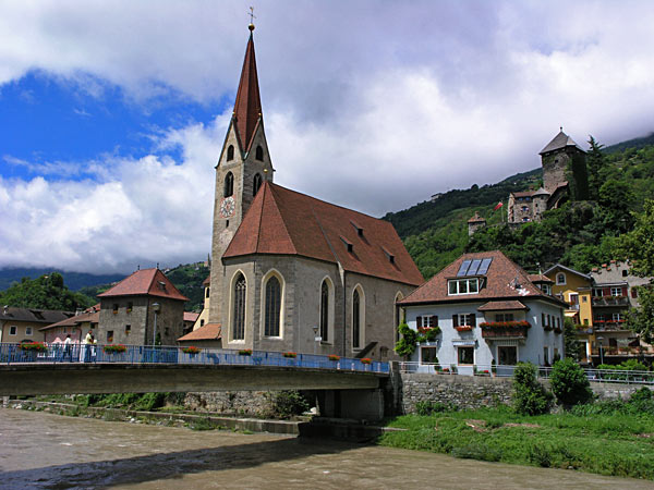Andreas Brücke over de Eisack met de Pfarrkirche zum Heilige Andreas