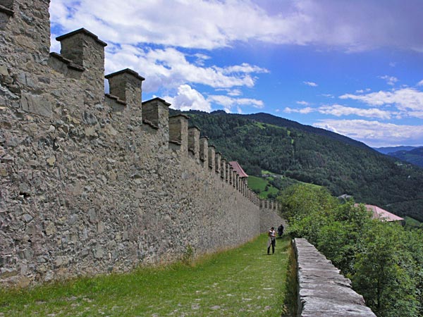 Een lange weg langs de oude muren van het klooster