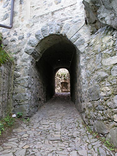 Tunnel naar de binnenplaats van het Klooster