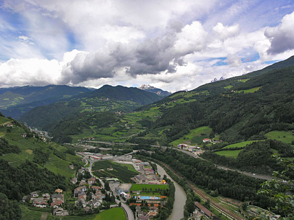 Foto vanaf Kloster Säben over het Eisacktal in de richting Brixen