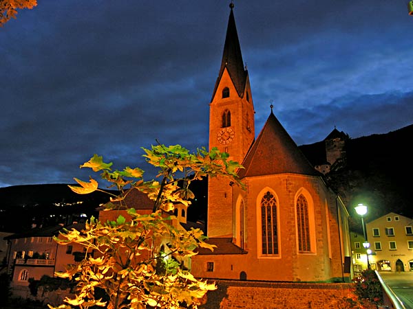 Pfarrkirche zum Heilige Andreas vanaf de Andreas Brücke bij avond