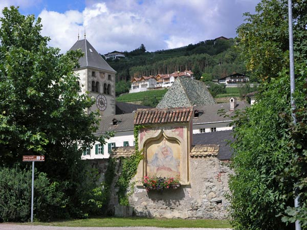 De oude muur rond het klooster