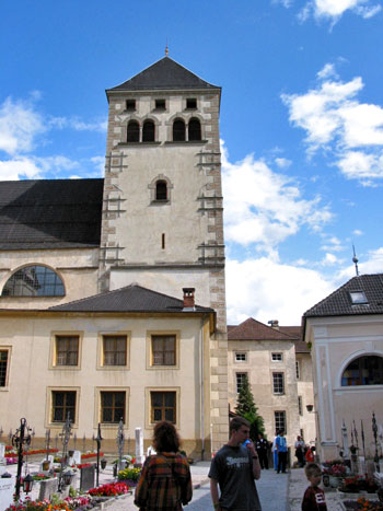 Toren van de klosterkerk vanaf het kerkhof
