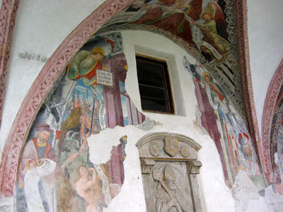 Restanten van fresco's in de Kreuzgang van het klooster