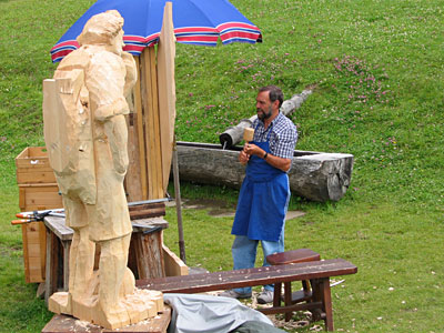 Houtsnijwerker/beeldhouwer aan het werk