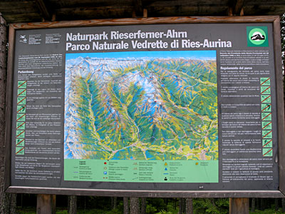 De aardpiramiden liggen in het Naturpark Rieserferner-Ahrn