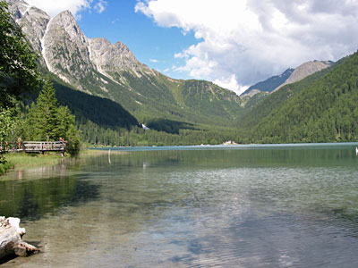 De Antholzer See met op de achtergrond de granietwanden van de Collato