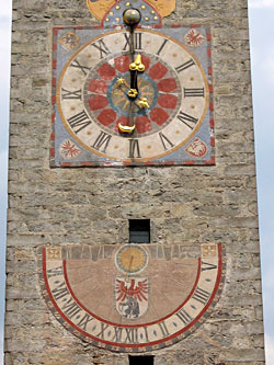 Klok en zonnewijzer op de toren