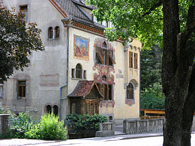 Een woning met mooie fresco's langs de oever van de Rienza