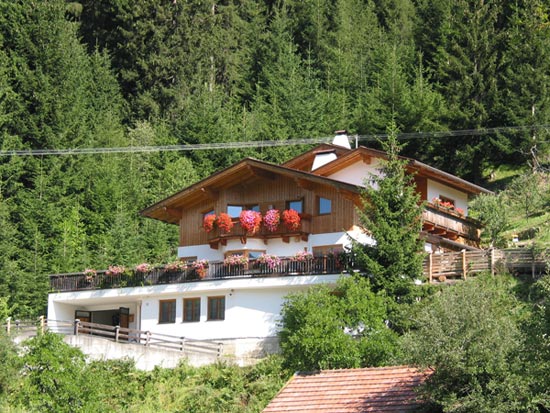 De mooi gelegen woning van de familie Delvai in Strassen met rechtsboven de vakantiewoning