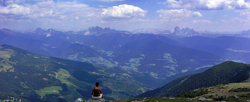 Ans op haar stenen zitting met een uitzicht over de Dolomieten. Jammer dat het zicht niet echt goed is.
