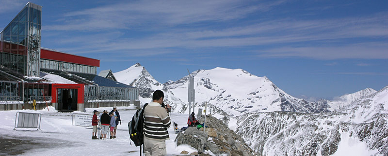 Mooi uitzicht over de besneeuwde toppen bij het bergrestaurant