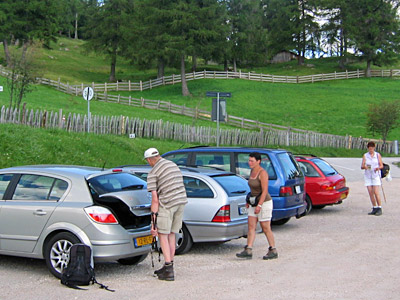 Even later parkeren ook Kees en Anita hun rode Subaru naast onze Astra op de parkeerplaats bij de kabelbaan