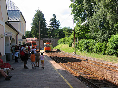 Het toeristisch smalspoortreintje dat van Klobenstein naar Oberbozen rijdt