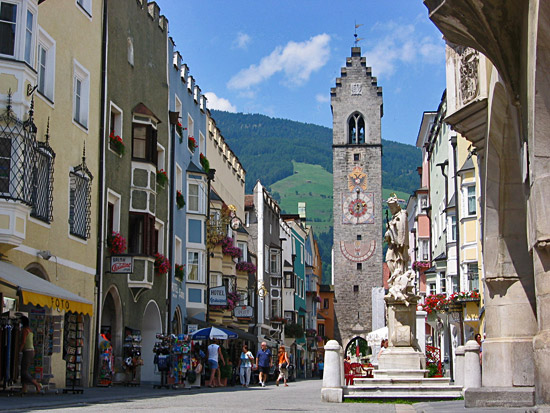 Bij de Zwölferturm (15e eeuw) begint de oude buitenstad (merkwaardig 'Neustadt' genaamd) met haar schilderachtige straten.