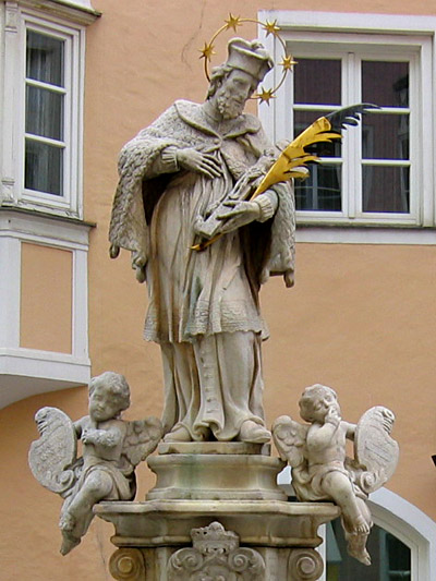 Het standbeeld stelt de heilige Nepomuk voor. 