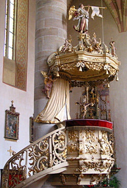 Rijkversierde kansel van de Pfarrkirche in Völls