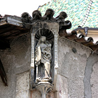 Beeldje in de muur van de Pfarrkirche
