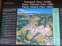 Informatiebord Naturpark Puez-Geisler bij de parkeerplaats aan de Zanser Alm