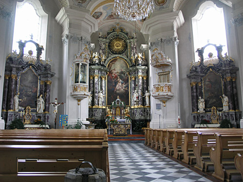 Het mooie interieur van de Dreifaltigkeitskirche van Strassen
