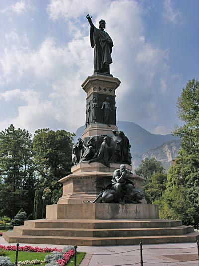 Standbeeld in Piazza Dante