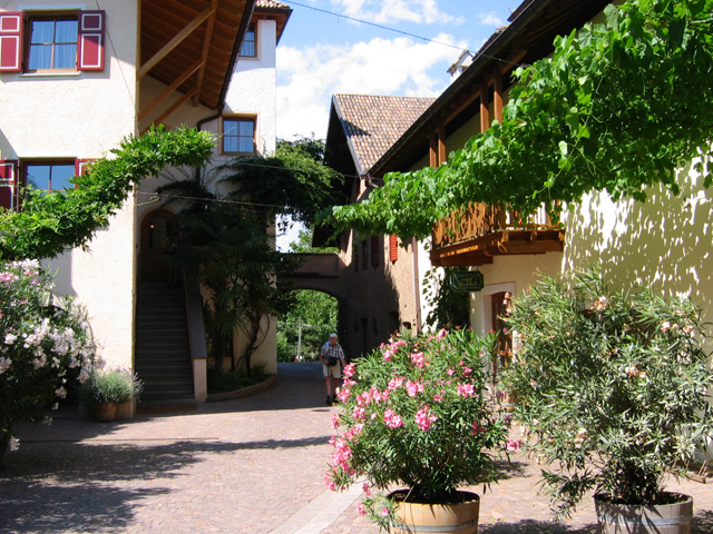 Bij hotel/restaurant/café Stroblhof op het Weingut Tenuta komt ons de verleidelijke geur van o.a. oleander en jasmijn ons uitnodigend tegemoet.