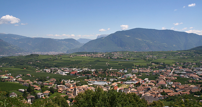 Vanaf het terras voor de kerk hebt u een schitterend zicht op Bolzano met daarachter de Schlern en Catianccio