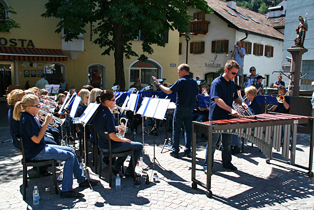 Op het plein in het centrum van Klausen speelt een Deens blaasorkest uit Silkeborg dat voor een gezellig en aangenaam sfeertje zorgt