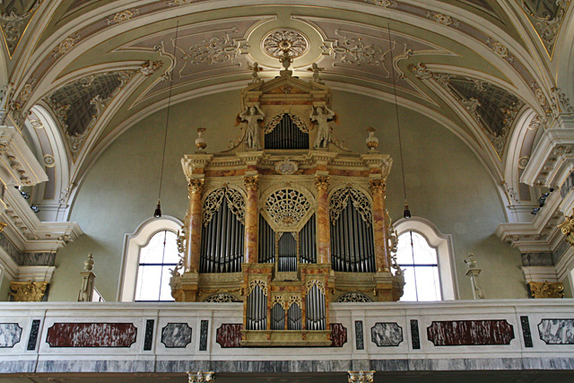 De kerk heeft een mooi interieur en orgel.