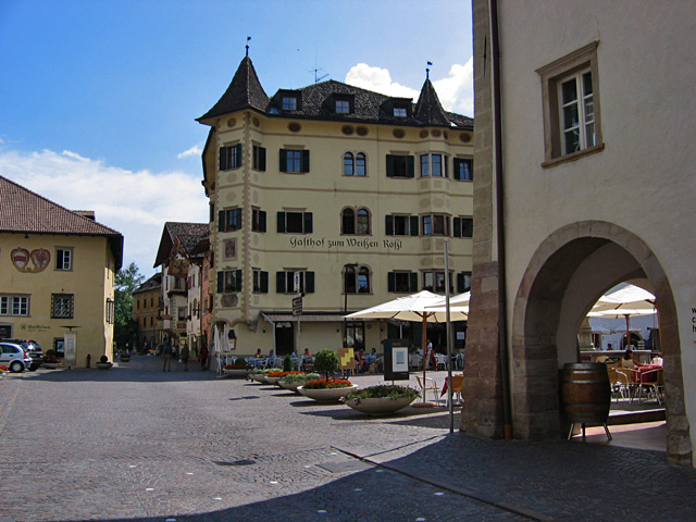 Op de Marktplatz heerst een gezellige drukte op de diverse terrasjes.