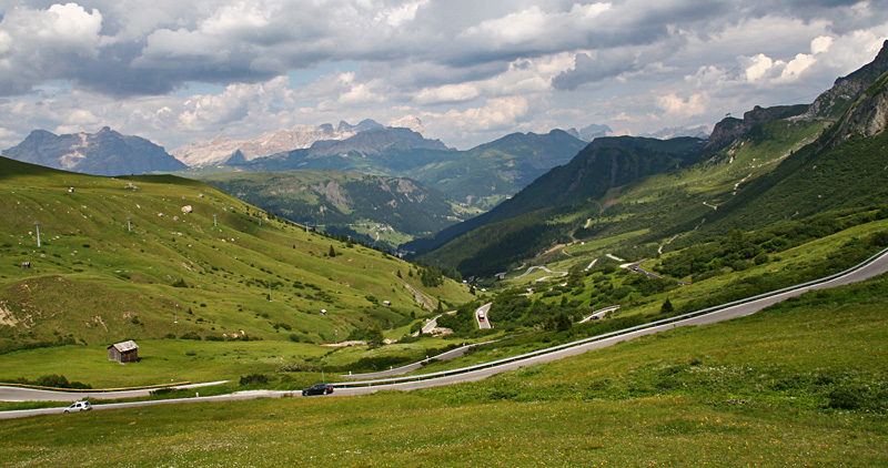 Wat later zigzaggen we omhoog naar de Passo Pordoi. Het blijft machtig om met je auto over dit soort wegen te rijden terwijl je telkens een wisselend uitzicht hebt over het Dolomietenlandschap.