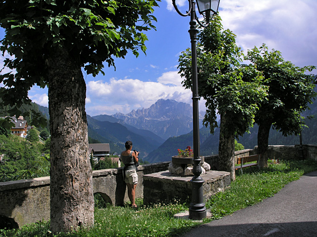 Aan de ene kant heb je een mooi zicht op de Sass Pordoi met Piz Boé en vanuit het dorpje heb je een prachtig uitzicht op de Col di Lana.