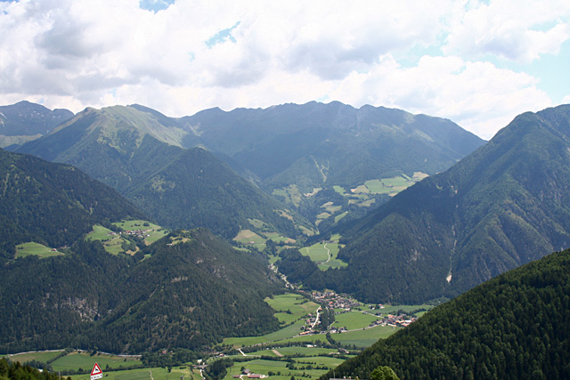 Onderweg naar de pashoogte kunt u hier en daar genieten van uitzichten op het dal van van de Isarco en de Stubaier Alpen.
