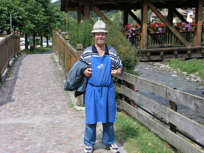 ... Trots poseert hij in zijn typische Tiroler schort en ik beloof hem dat zijn foto op het Internet te bewonderen zal zijn.