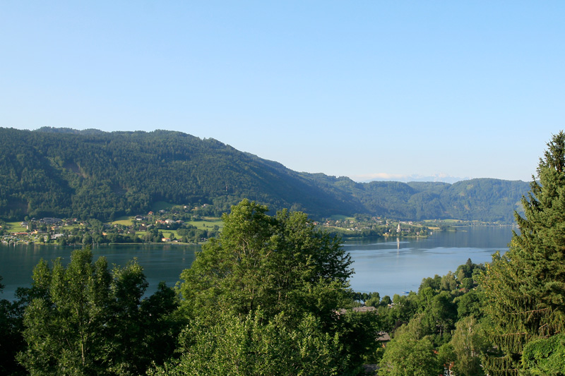 Het dringt nu echt tot ons door, welk een prachtig uitzicht het balkon van onze vakantiewoning geeft over de Ossiacher See en verre omgeving