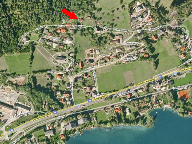 Onze vakantiewoning ligt in Stiegl aan de bosrand op de noordoostelijke oever dicht tegen Steindorf am Ossiacher See (rode pijl)