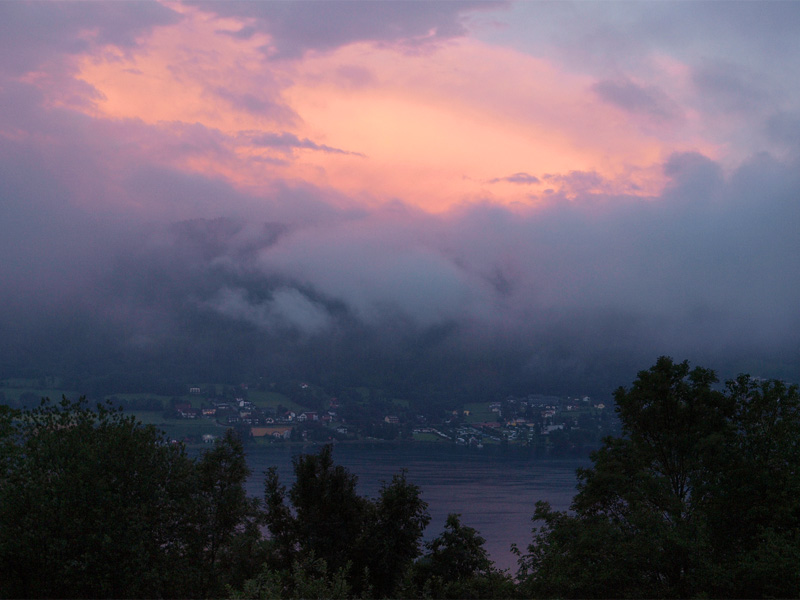 ’s Avonds, wanneer de lucht tussen de wolken boven de Ossiacher See mooi rood kleurt, wil ik in de schemer nog een aantal foto’s maken.