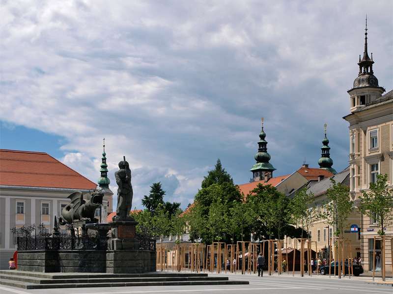 Op de voorgrond de Lindwurmbrunnen met rechts op de achtergrond de twee torens van het Landhaus en middenachter de toren van de Heiligengeistkirche