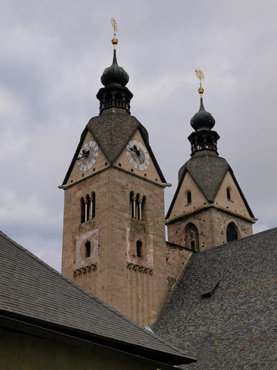 In één van de torens hangt de Maria Saalerin, de grootste klok van Karinthië, gegoten in 1687 uit omgesmolten Turkse kanonnen en kogels. 