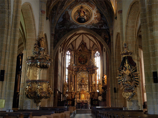 Des te meer wordt de blik getrokken naar het barokke altaar (1714), in het centrale koor, met in het midden het laatgotische genadebeeld (1425).