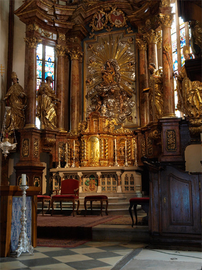 Het barokke altaar uit 1714 trekt de aandacht