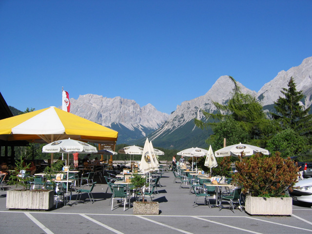 Terras van restaurant Zugspitze, een vertrouwd locatie voor een korte pauze