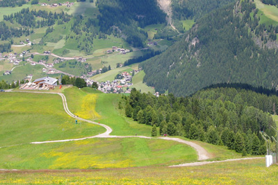 De wandeling gaat nu naar de minder ver gelegen Baita Saslonch Hütte op 2100m.