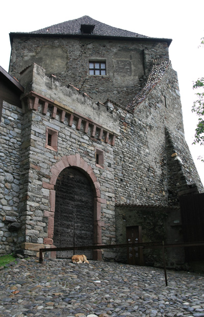 Ingang Schloss Tirol. Echter, het is Ruhetag