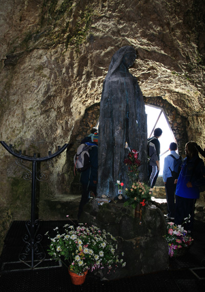 Eenmaal boven hebben we eerst een bezoekje gebracht aan een grot met Mariabeeld.