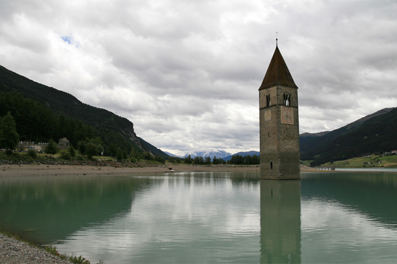 Het Reschenmeer (Duits: Reschensee, Italiaans: Lago di Resia) is een stuwmeer in de Zuid-Tiroolse gemeente Graun im Vinschgau.