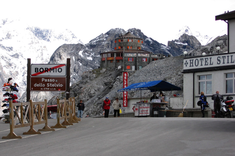 Restaurant Tibet ligt er toch wel erg dominant bij in het Alpenlandschap. Voor de een 'n gedrocht, zelf vind ik het wel iets hebben.